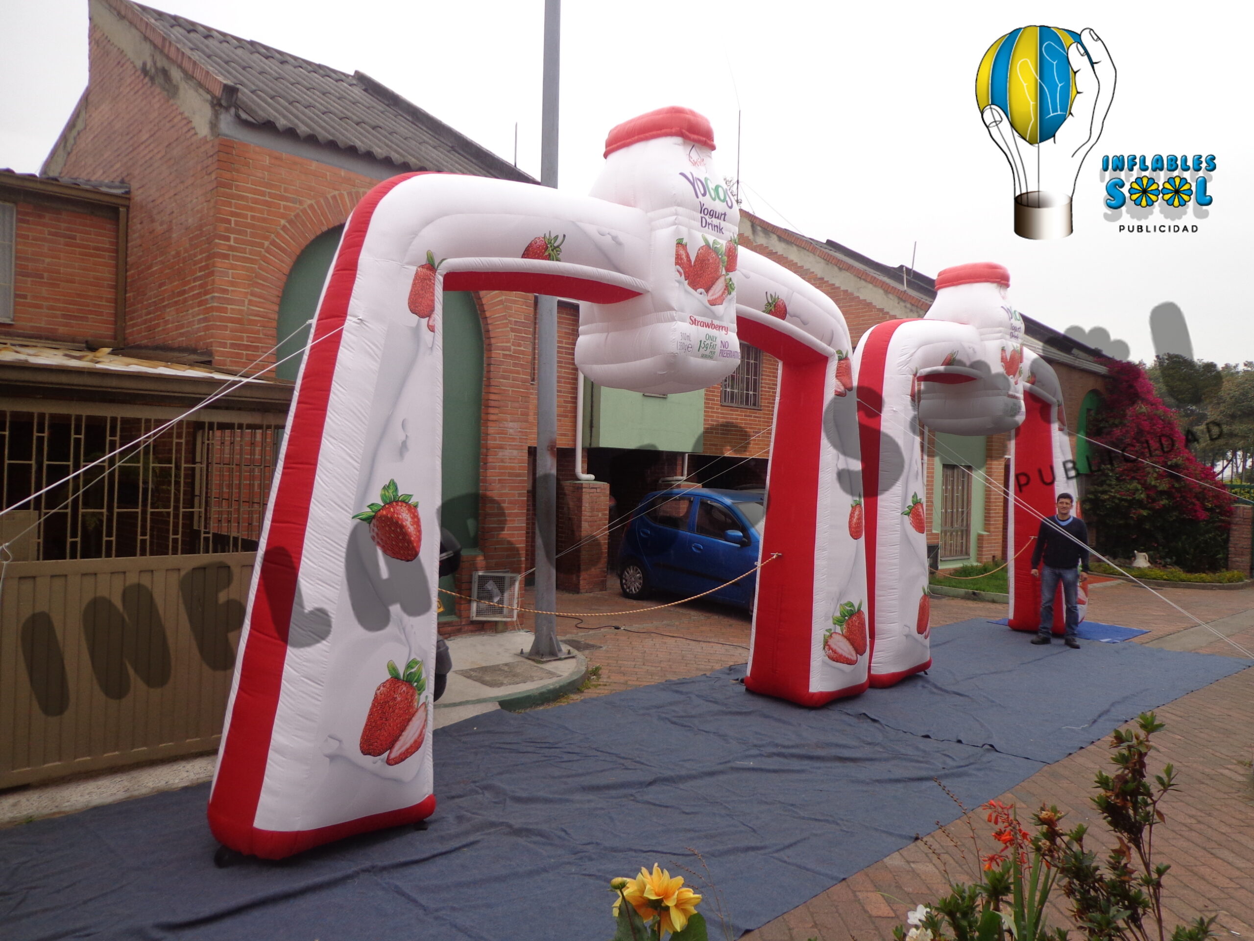 Arco inflable publicitario para empresa de yogurt en colores corporativos